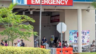 Decenas de pacientes esperan frente a la emergencia de un hospital de Miami para ser atendidos./EFE.