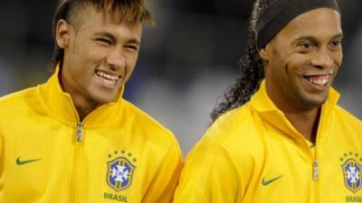Ronaldinho y Neymar han compartido en ocasiones en el vestuario de la Selección brasileña.