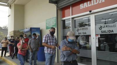 Los clientes respetaron el uso de mascarillas al acudir a las ferreterías. Pocos compradores se observaron por la mañana. Fotos La Prensa • Amilcar Izaguirre y Andro Rodríguez