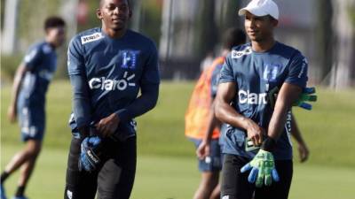 Donis Escober junto a Luis López en la práctica de este domingo de la Selección de Honduras. Foto Juan Salgado/Enviado Especial