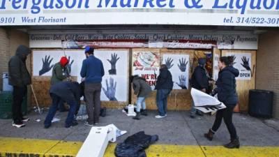 Manifestantes quemaron edificios, saquearon comercios y dispararon contra policías en la ciudad de Ferguson.