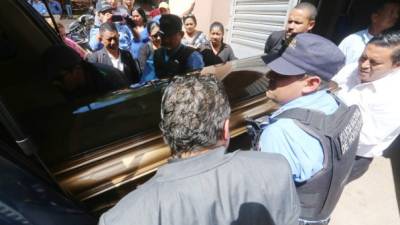 Consternados por lo ocurrido, familiares retiraron ayer de la morgue judicial el cadáver del agente Carlos Alberto López.