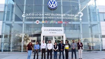 Dennis Britho en la visita que hizo a la planta de Volkswagen en León, Guanajuato.
