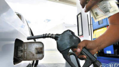 El Gobierno espera que el precio de la gasolina retroceda a L90 por galón.