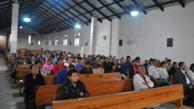 Los feligreses en la misa en Comayagua.