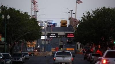 Carros se acercan al puerto de entrada de Stanton Street el 31 de marzo de 2019 en El Paso, Texas. AFP