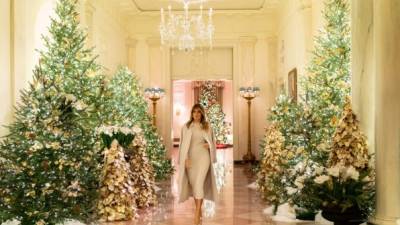 Tras celebrar el Día de Acción de Gracias en Florida, la primera dama estadounidense, Melania Trump, regresó ayer junto a su esposo, el mandatario Donald Trump, a Washington D.C. para inaugurar oficialmente la temporada navideña en la Casa Blanca.
