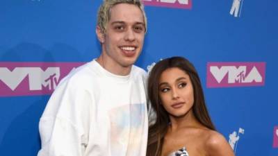 Ariana Grande y su prometido, Pete Davidson (i).