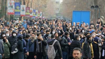 Estudiantes iraníes se reúnen para una manifestación por el derribo del avión ucraniano. Fotos: AFP