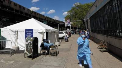 Personal médico se protege con un traje especial para evitar el contagio del coronavirus en Nueva York. Foto: EFE