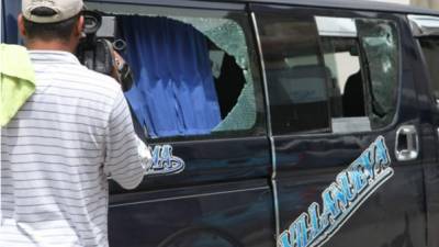 El rapidito en el que se suscitó el asalto resultó con los vidrios quebrados producto de la balacera.