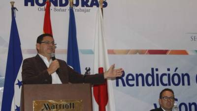 El ministro Marlon Escoto y Kurt AlanVer Beek, de Transformemos Honduras.