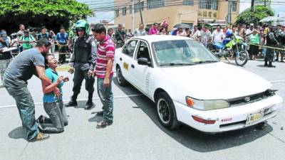 “Papito, ¡por qué a usted!” eran los gritos desgarradores de los hijos del infortunado ruletero asesinado ayer en la capital.