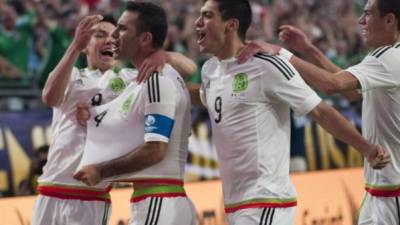 Rafa Márquez celebra con sus compañeros Héctor Moreno, Raúl Jiménez e Hirving Lozano después de anotar el segundo gol de México ante Uruguay. Foto EFE/Gary Williams