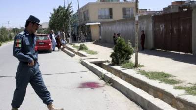 Un agente inspecciona la zona donde ha explotado una bomba que tenía como objetivo atentar contra un vehículo policial en Ghazni (Afganistán), hoy 14 de junio. EFE