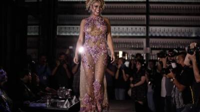 Erika Canela de Bahía sonríe después de ganar el concurso Miss Bumbum Brasil 2015 en Sao Paulo, Brasil. AFP