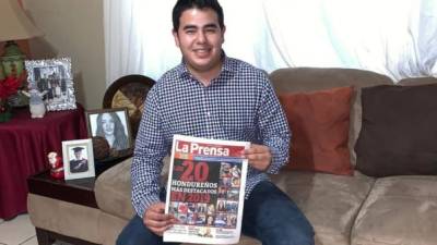 Ricardo Pineda posa con la portada de LA PRENSA cuando fue reconocido como uno de los 20 hondureños más destacados del 2019 por su activismo en cambio climático.