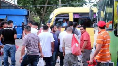 Los hondureños deportados son atendidos en el Centro de Atención al Migrante aledaño al Aeropuerto Ramón Villeda Morales. Foto Archivo.