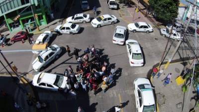 Los taxistas se tomaron la primera calle.