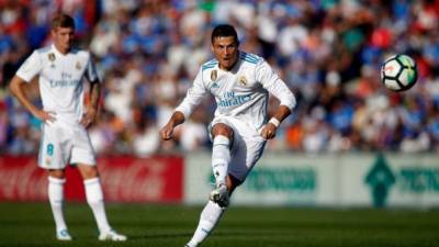 Real Madrid's Portuguese forward Cristiano Ronaldo kicks the ball during the Spanish league football match Getafe CF vs Real Madrid at the Coliseum Alfonso Perez stadium in Getafe on October 14, 2017. / AFP PHOTO / OSCAR DEL POZO