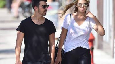 Joe Jonas fue captado paseando con Gigi Hadid.