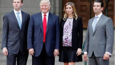 Donald Trump junto a sus hijos mayores, Eric, Donald Jr. e Ivanka, los cuales trabajan en los negocios de su padre. Foto de archivo