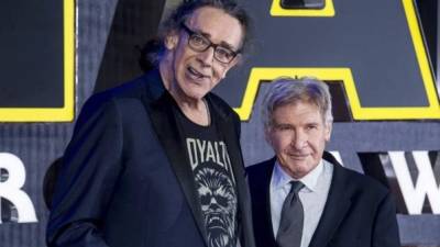 Peter Mayhew y Harrison Ford durante uno de la premiere de 'Star Wars: The Force Awakens' en 2015.