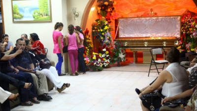 Familiares y amigos se reunieron en la funeraria para despedirse de la abogada.