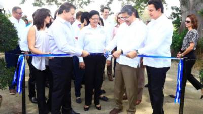 El presidente Juan Orlando Hernández, invitado de honor, hizo el corte de la cinta para inaugurar el San Juan Innovation Park. Foto: LA PRENSA