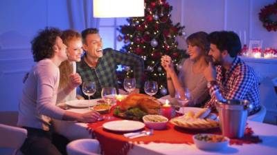 La cena entre familiares y amigos es un momento para compartir. Ingiera alimentos saludables.