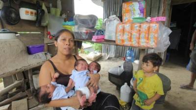 María Carmen Mendoza recibió con alegría la ayuda que le llegó para alimentar a sus hijos.