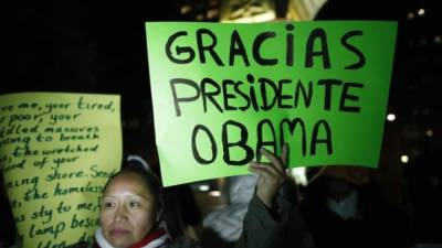 Miembros de grupos de inmigrantes latinoamericanos sostienen pancartas hoy, viernes 21 de noviembre de 2014, mientras celebran el anuncio de la orden ejecutiva del presidente Barack Obama , en washington Square Nueva York. EFE