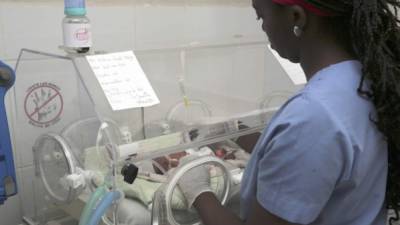 El pequeño nació prematuro hace cuatro días, se encuentra conectado a un respirador artificial.