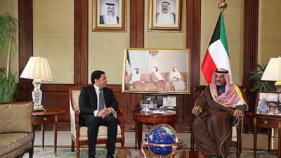 El embajador en Kuwait, Nelson Valencia, junto al canciller Sheik Sabah