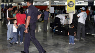 En el aeropuerto Ramón Villeda, de San Pedro Sula, se desplegó un gran equipo.