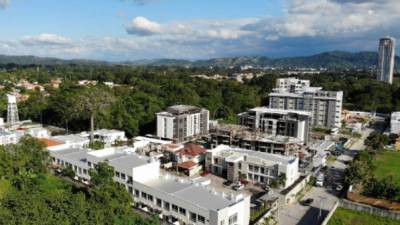 El sector noreste y noroeste son los que más están creciendo con edificios verticales de más de 10 niveles. Proyectos como estos requieren de millonarias inversiones. Foto/Drone: Franklin Muñoz.