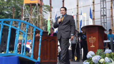 El pastor Roy Santos dirige el ministerio Manantial de la Mies.