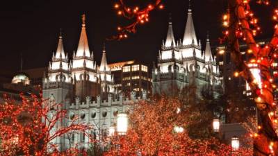 Salt Lake City, Utah. El área de 141,000 metros, adonde se ubica el impresionante templo mormón de este lugar, se ilumina en Navidad creando un escenario ideal para una postal.