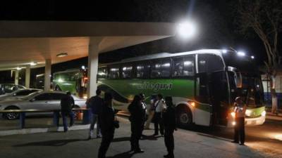 Los cubanos fueron trasladados en autobuses desde San Salvador hasta la frontera entre Guatemala y México.
