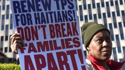 Activistas protestan en Palm Beach por la restitución del TPS para los haitianos. AFP.