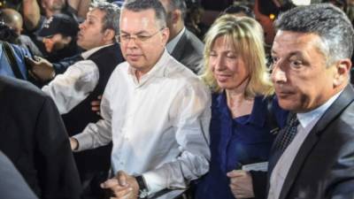 Brunson (centro) fue arrestado durante la ola de represión que barrió Turquía tras el fallido golpe de Estado en 2016.