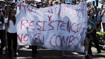 Estudiantes y sindicalistas se fueron a huelga exigiendo frenar una polémica reforma tributaria en Costa Rica./EFE.