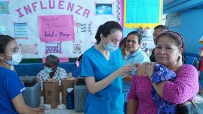 Los pobladores han llegado a los centros de salud a vacunarse contra la influenza.