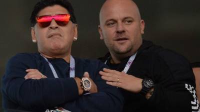 Moscow (Russian Federation), 16/06/2018.- Argentinian soccer legend Diego Maradona (L) is seen in the stands before the FIFA World Cup 2018 group D preliminary round soccer match between Argentina and Iceland in Moscow, Russia, 16 June 2018. (RESTRICTIONS APPLY: Editorial Use Only, not used in association with any commercial entity - Images must not be used in any form of alert service or push service of any kind including via mobile alert services, downloads to mobile devices or MMS messaging - Images must appear as still images and must not emulate match action video footage - No alteration is made to, and no text or image is superimposed over, any published image which: (a) intentionally obscures or removes a sponsor identification image; or (b) adds or overlays the commercial identification of any third party which is not officially associated with the FIFA World Cup) (Mundial de Fútbol, Moscú, Rusia, Islandia) EFE/EPA/PETER POWELL EDITORIAL USE ONLY