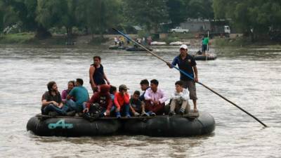 Migrantes centroamericanos siguen ingresando a territorio mexicano cruzando el río Suchiate./AFP.
