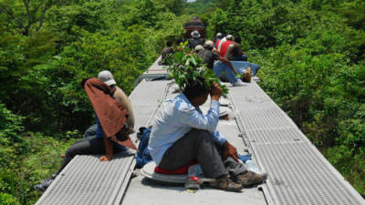Fotografía de archivo del 3 de agosto de 2012 de migrantes centroamericanos viajando en el tren La Bestia sobre el estado mexicano de Tabasco. EFE