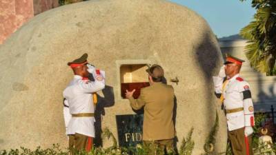 Raúl se encargó de colocar la urna donde descansarán los restos del comandante Fidel Castro.