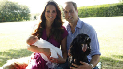 El principito estará muy resguardado. Prensa británica afirma que ya tiene padrinosA handout picture released on August 19, 2013 by Kensington Palace shows Prince William, Duke of Cambridge, his wife Catherine, Duchess of Cambridge, with their newborn baby boy, Prince George of Cambridge, Tilly the retriever (L), a Middleton family pet and Lupo, the couple's cocker spaniel (R) at the Middleton family home in Bucklebury, Berkshire, in early August, 2013. The couple released two family photographs with their son, Prince George, taken by Michael Middleton, Catherine's father, in early August in the garden of the Middleton family home. AFP PHOTO/HO/MICHAEL MIDDLETON/MICHAEL MIDDLETON== RESTRICTED TO EDITORIAL USE - MANDATORY CREDIT 'AFP PHOTO / DUKE AND DUCHESS OF CAMBRIDGE / MICHAEL MIDDLETON ' - NO MARKETING NO ADVERTISING CAMPAIGNS - DISTRIBUTED AS A SERVICE TO CLIENTS - NO SALE ==