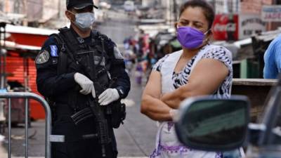 En Tegucigalpa los vendedores de los mercados fueron desalojados por no cumplir con las medidas de distanciamiento social; los vendedores argumentaron que realizan sus actividades para poder llevar alimentos a sus viviendas.