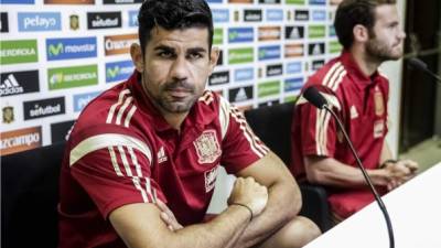 El delantero en plena conferencia de prensa.